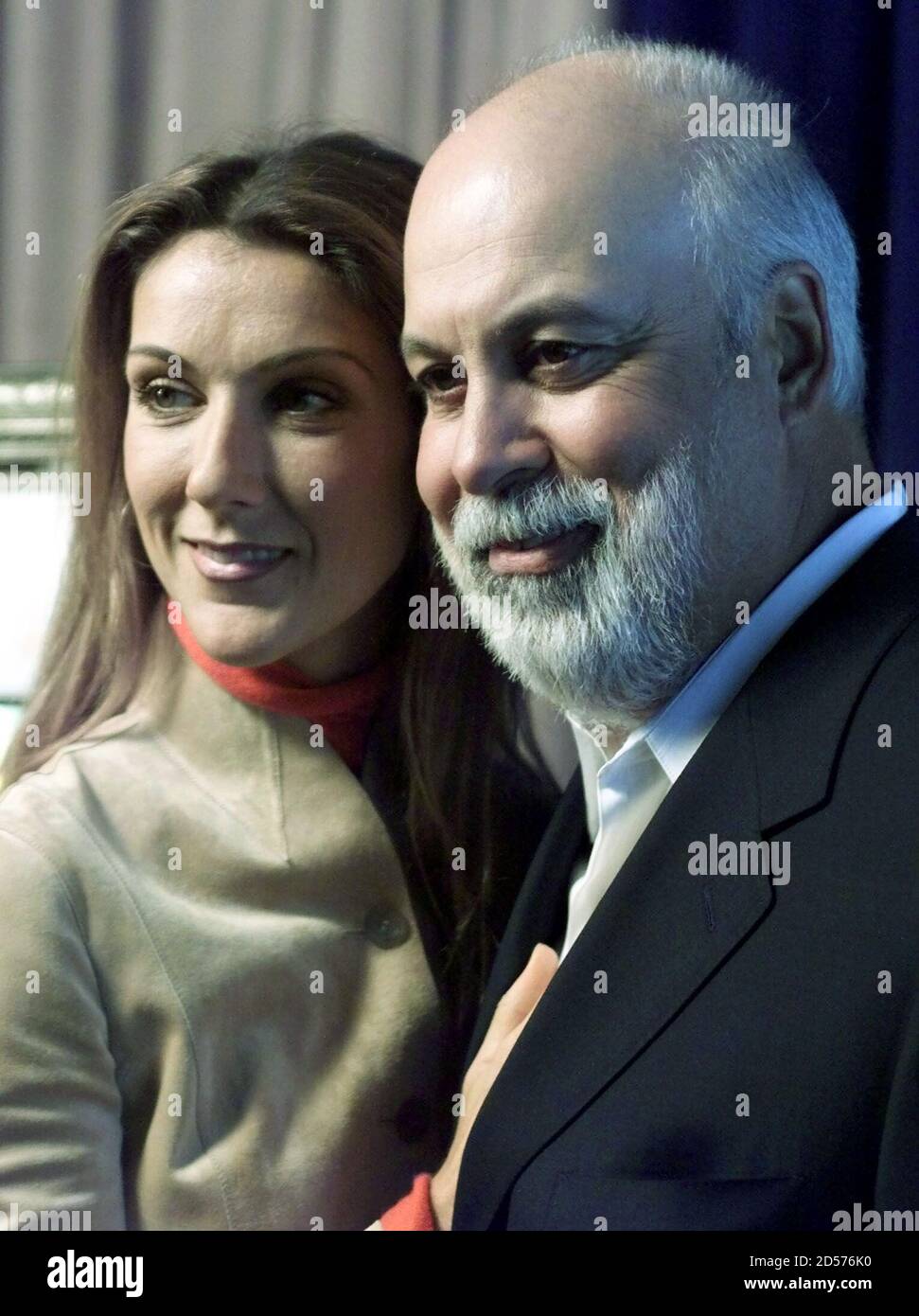Celine Dion L Artiste Canadienne Francaise Pose Avec Son Mari Rene Angelil Lors D Une Ceremonie De Remise De Prix A New York Le 16 Decembre Ou Sony Music A Honore Sony Music Pour