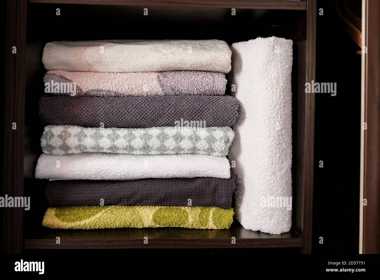 Les serviettes de bain en tissu éponge sont sur la tablette. Organisation du stockage à la maison. Banque D'Images