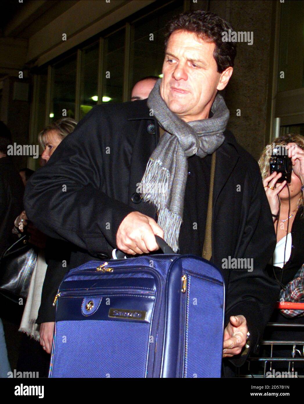 L'entraîneur italien de football Fabio Capello transporte ses bagages à  l'aéroport Barajas de Madrid en février 21. Selon les médias, Capello, qui  a autrefois entraîné le Real Madrid et l'AC Milan, remplacera