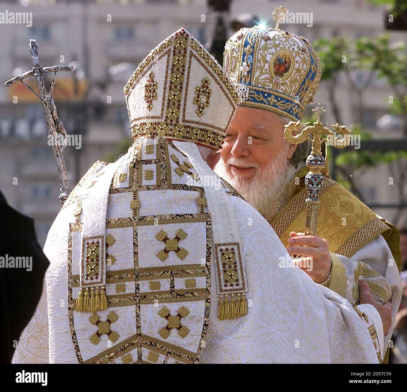 Le Pape Jean-Paul II (L) épouse le Patriarche orthodoxe Teoctist au centre  de Bucarest Mai 9 avant une sainte Liturgie célébrée par sa Béatitude  Teeoctist et des membres des Saint Synodes. C'est