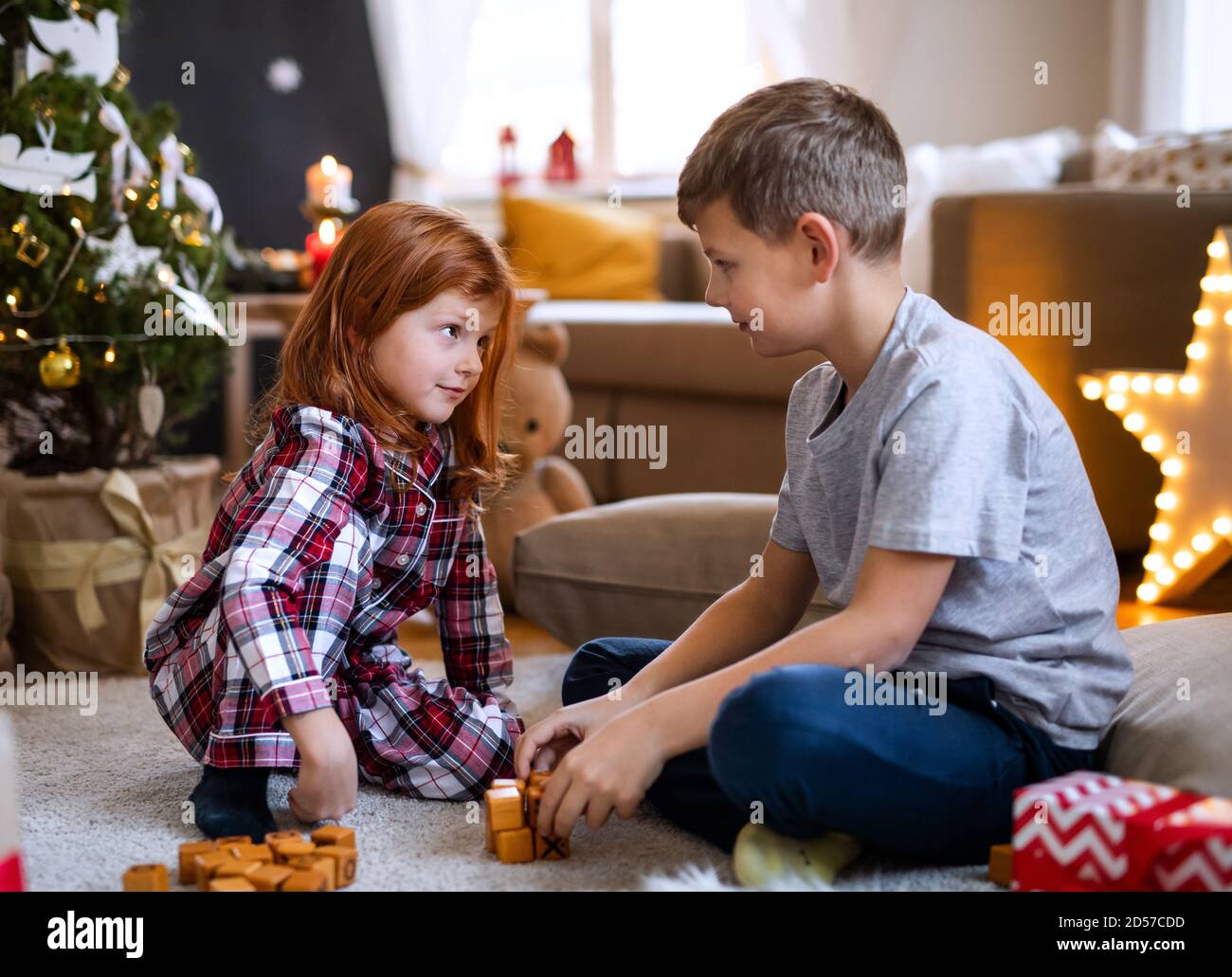 Petite fille et garçon en pyjama à l'intérieur à la maison à Noël, jeux de  société Photo Stock - Alamy