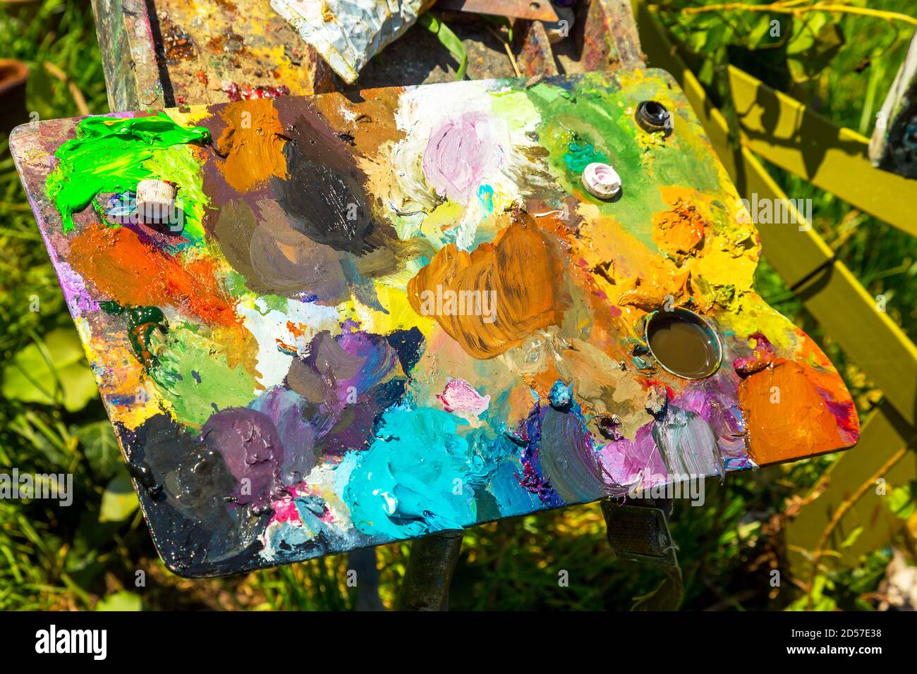 Palette - planche en bois pour mélanger les peintures d'art Banque D'Images