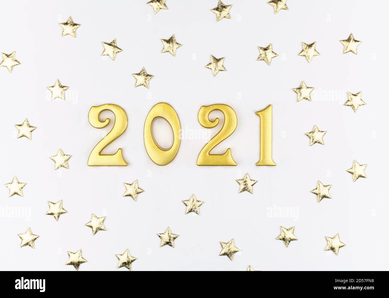 Bonne année 2021. Numéros dorés étincelants sur fond blanc avec étoiles. Objet pour design carte de vœux de vacances, Banque D'Images