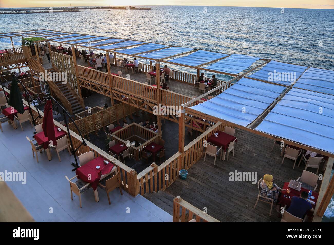 Gaza, la bande de Gaza, Palestine. 12 octobre 2020. Palestiniens dans un café de la ville de Gaza, les autorités de Gaza ont décidé d'autoriser la réouverture des restaurants et des cafés. Crédit : Mahmoud Khatab/Quds Net News/ZUMA Wire/Alay Live News Banque D'Images