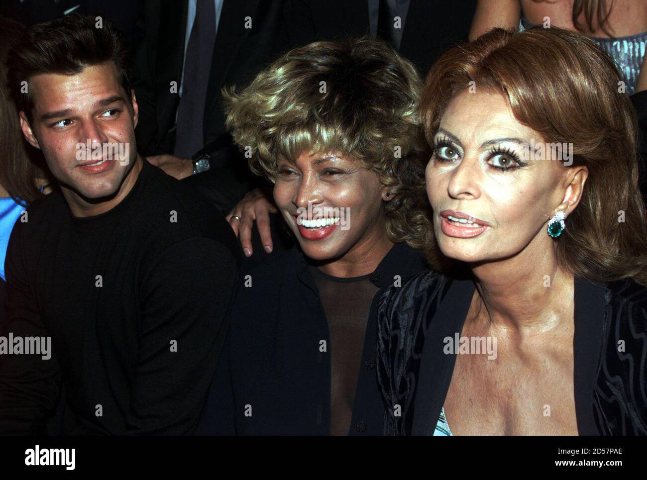 U.S. ROCKSTAR TINA TURNER AVEC RICKY MARTIN ET SOFIA LOREN À GIORGIO ARMANI  PRINTEMPS/ÉTÉ COLLECTION 2000 AU SALON DE LA MODE DE MILAN. La rockstar  américaine Tina Turner (C) avec la chanteuse