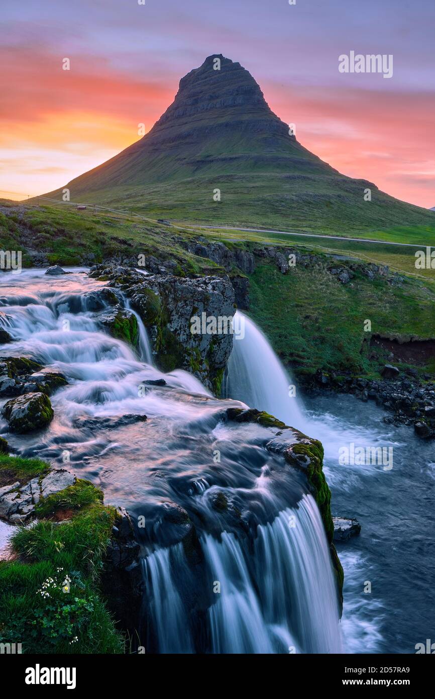 Coucher du soleil de minuit sur Mt. Kirkjufell & Kirkjufellsfoss à Grundarfjörður - Snaefellsnes Islande - Islande soleil de minuit cascade mountain landscape Banque D'Images