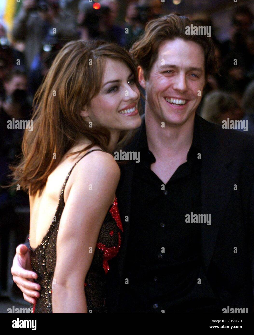 L'acteur Hugh Grant et sa petite amie Elizabeth Hurley arrivent à la première du nouveau film L'acteur Hugh Grant et sa petite amie Elizabeth Hurley arrivent à la première du nouveau film