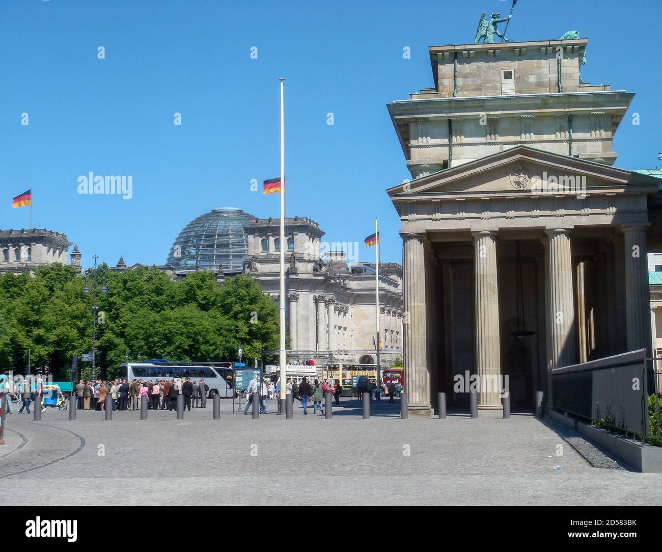 Bâtiments historiques de Berlin: Vue latérale de la porte de Brandebourg, avec Bundestag le Parlement fédéral allemand en arrière-plan Banque D'Images