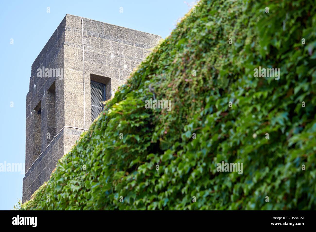 Londres, Royaume-Uni. - 22 sept 2020: Une tour jutin de la Citadelle d'Amirauté en béton couvert de lierre à Horse Guards Parade. Le proo-bombe, fortement fortifié Banque D'Images