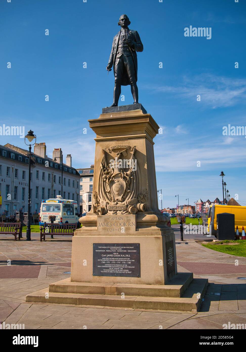 Statue en bronze du capitaine James Cook à Whitby, dans le North Yorkshire, au Royaume-Uni - sculptée par John Tweed, donnée à la ville par l'honorable Sir Gervase Becket Banque D'Images