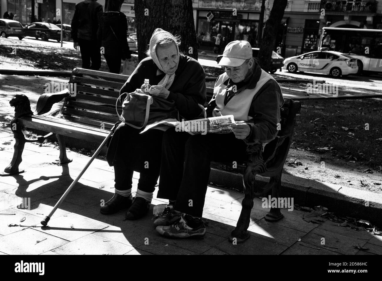 LVIV / UKRAINE - 06 OCTOBRE 2018 : deux vieilles femmes reposent sur un banc, Svobody av. Dans la ville de Lviv Banque D'Images