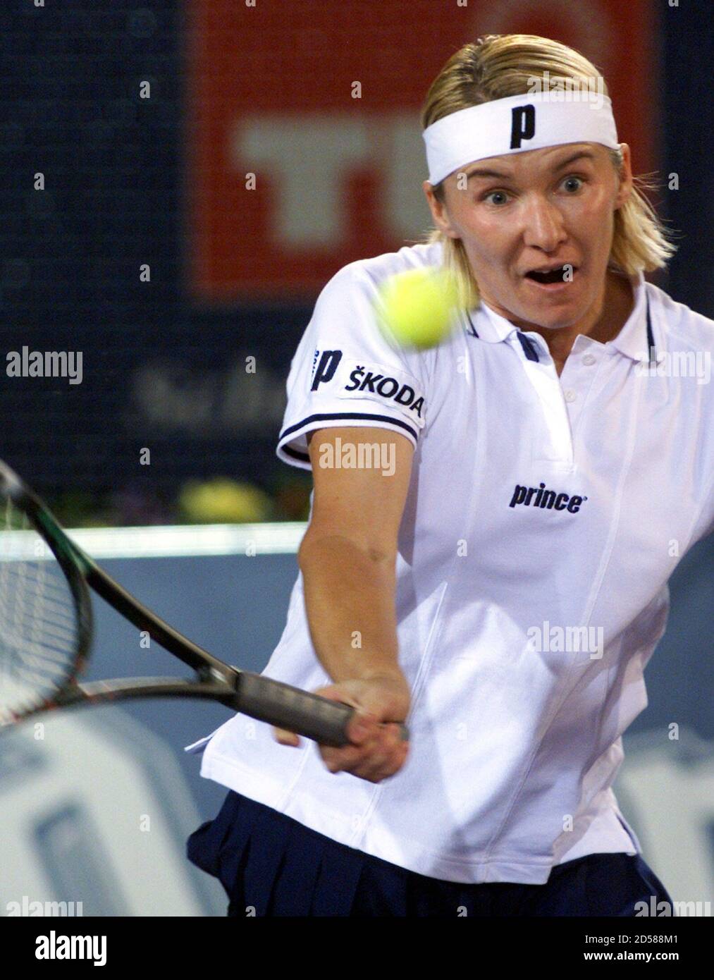 Jana Novotna, de la République tchèque, est aux yeux du ballon avant de  retourner à Vénus Williams aux États-Unis lors de la finale du tournoi de  l'Association de tennis des femmes (WTA)