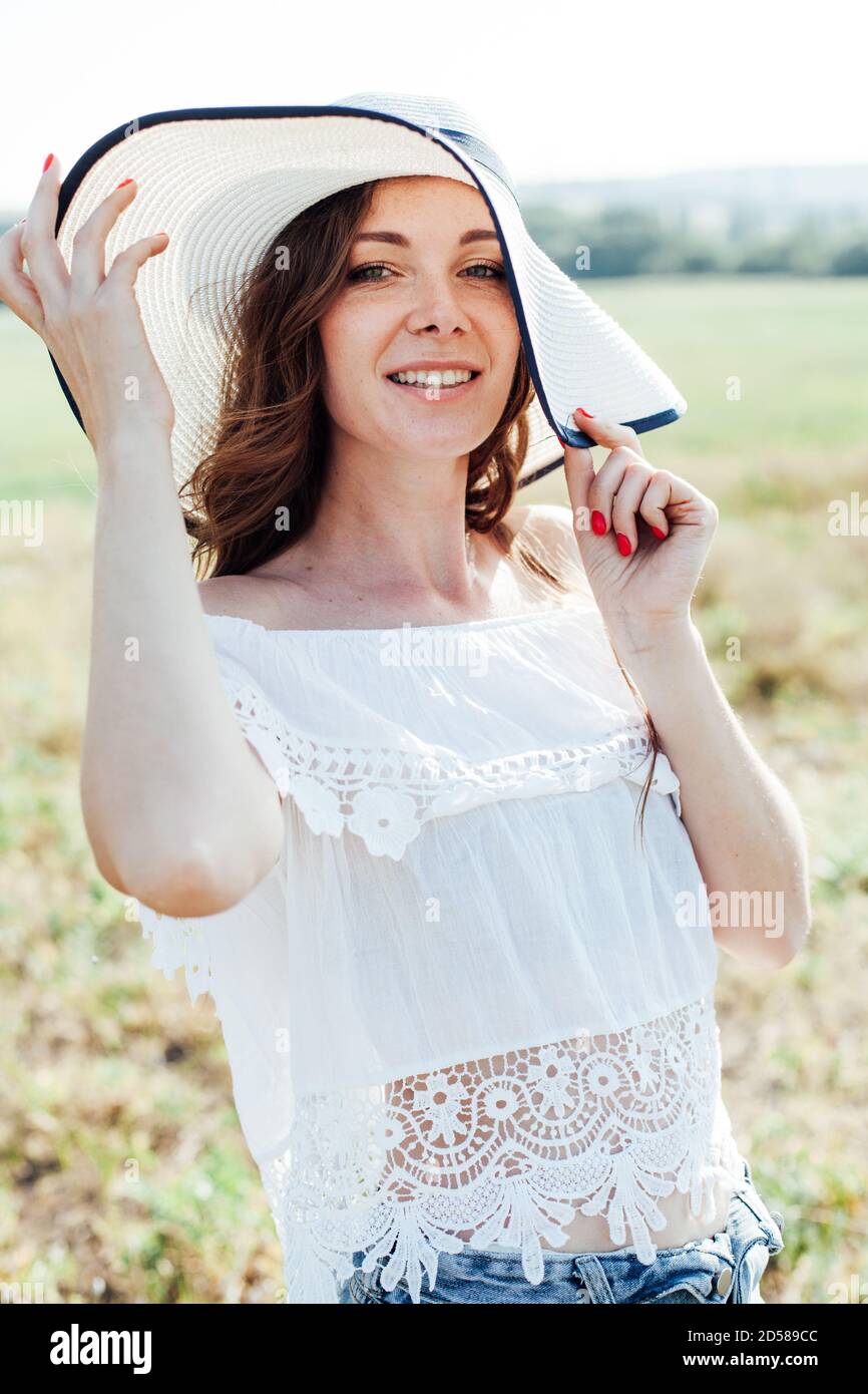 portrait d'une belle femme à la mode dans un chapeau avec champs sur un pique-nique dans la nature Banque D'Images