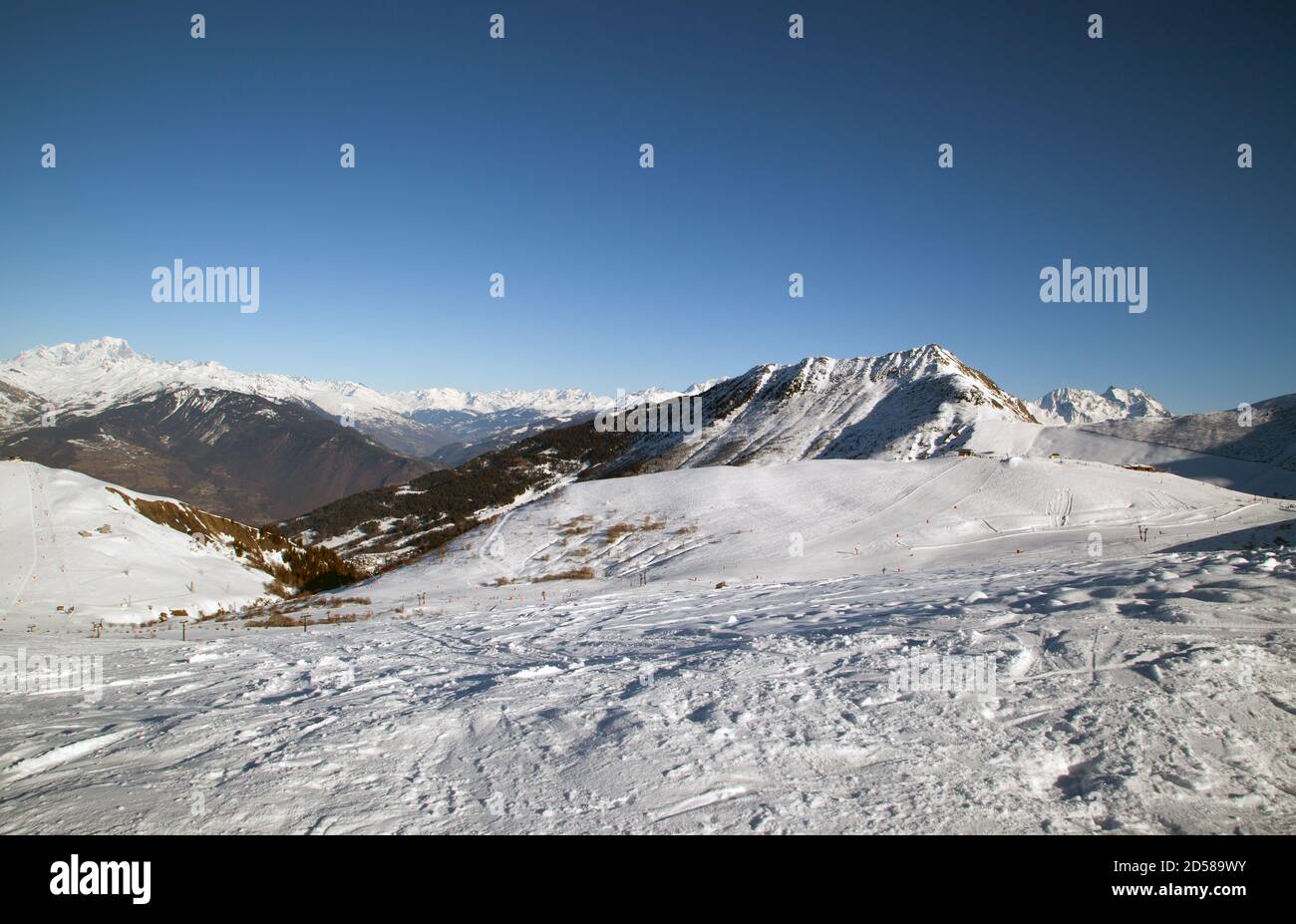 Saint-François-Longchamp : une journée ensoleillée sur une piste de ski haute altitude. Savoie Banque D'Images