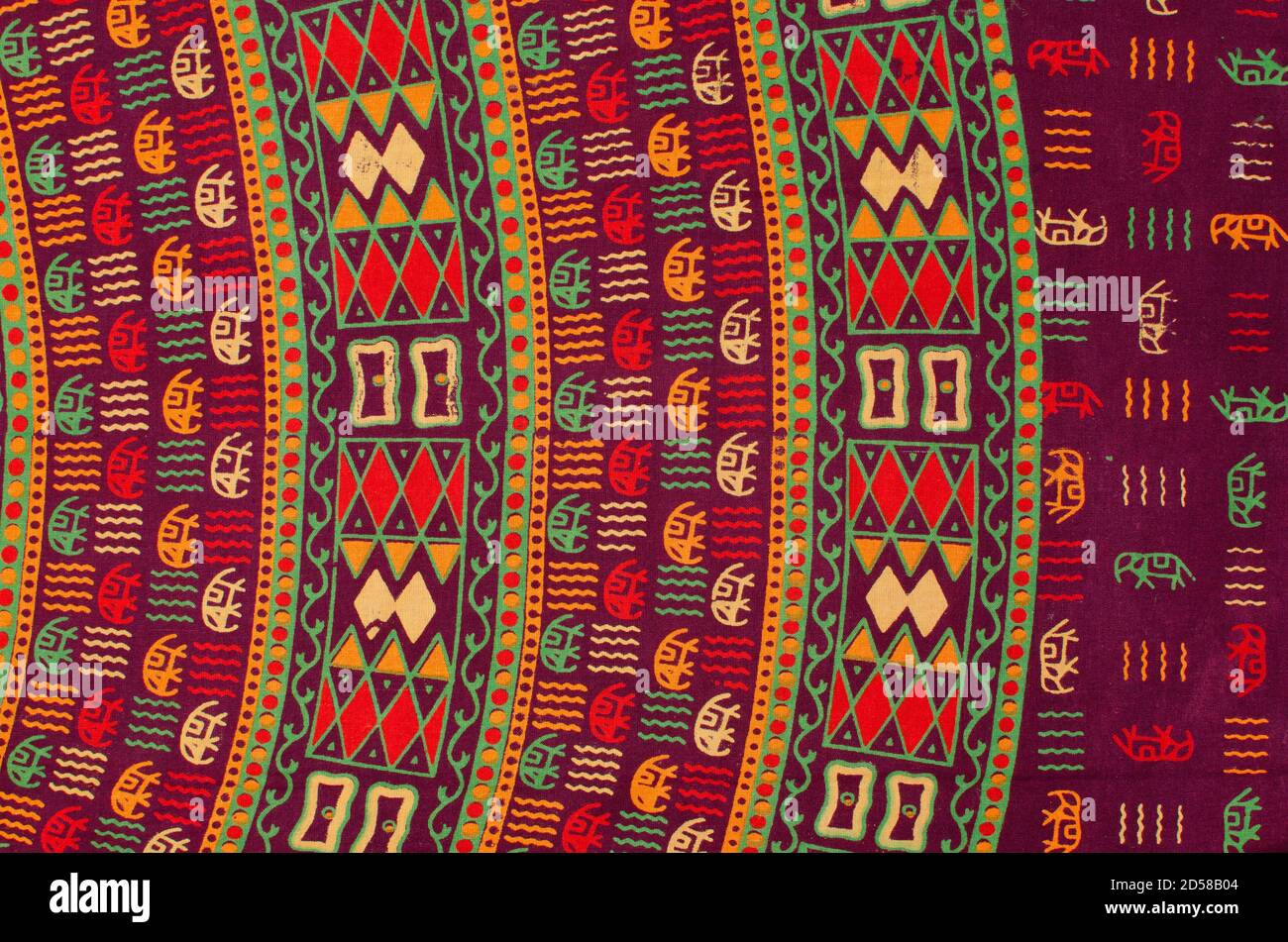 Tissu de broderie à la machine avec motifs. Broderie de style cachemiri. Prise de vue en studio. Paysage Banque D'Images