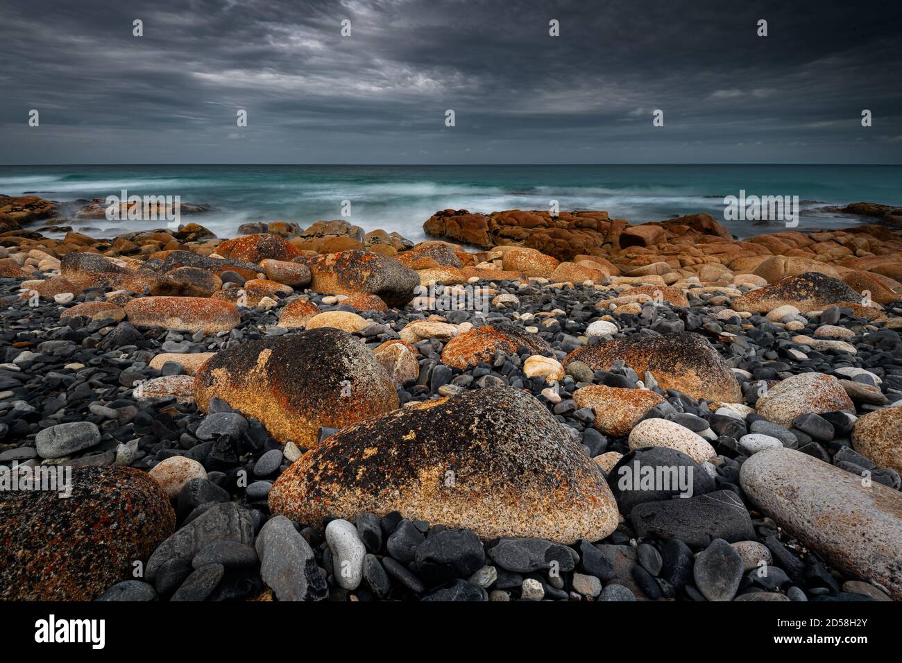 Rochers colorés sur les plages amicales du parc national de Freycinet. Banque D'Images