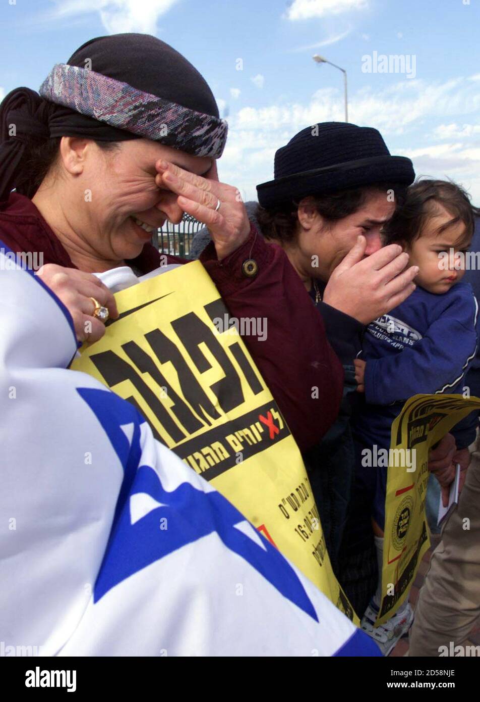 Les colons israéliens pleurent lorsqu'ils assistent à une manifestation  appelant Israël à ne pas abandonner le plateau du Golan dans un accord de  paix avec la Syrie le 12 décembre. Les colons