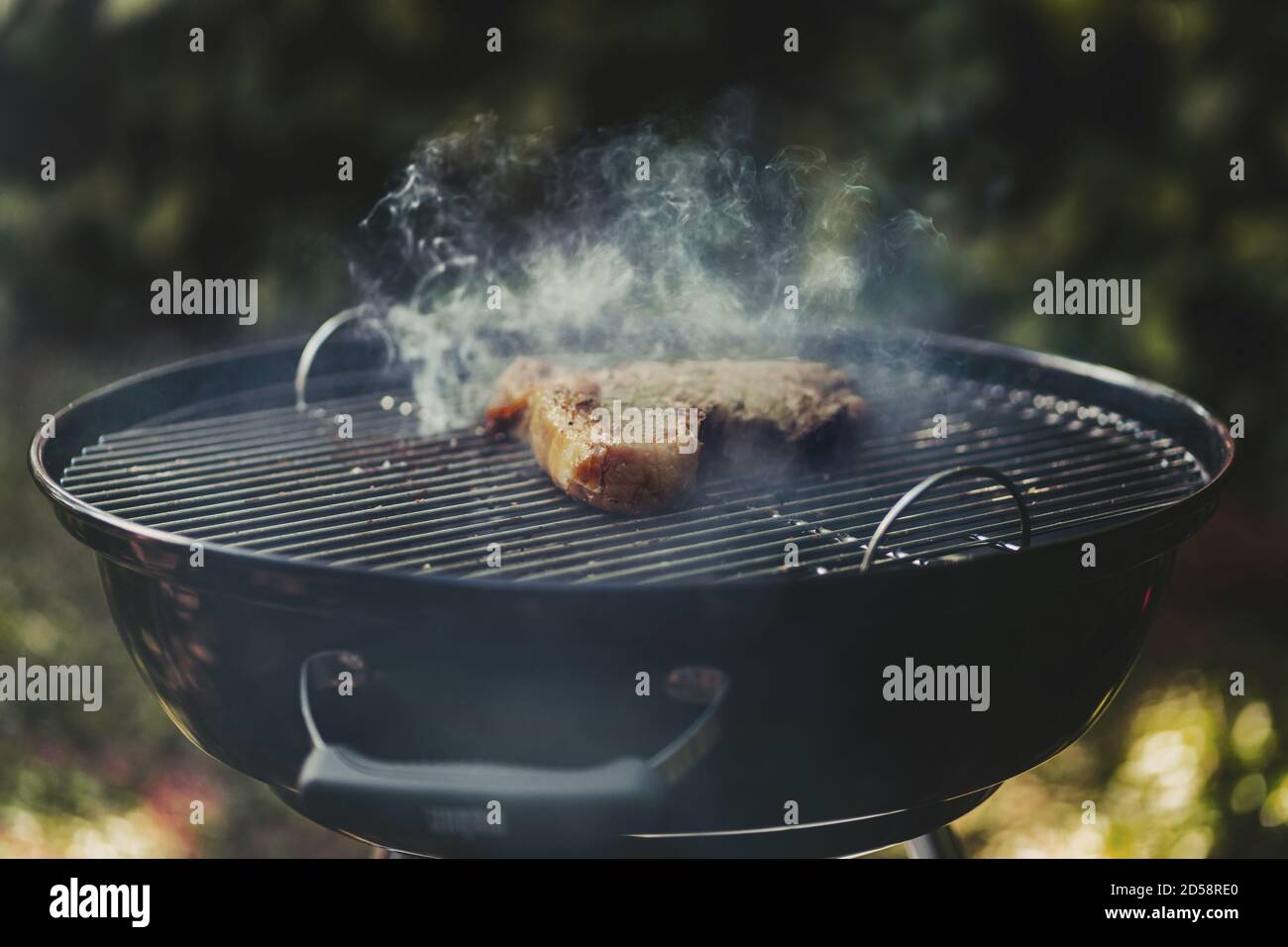 La cuisson sur un barbecue Steak Banque D'Images