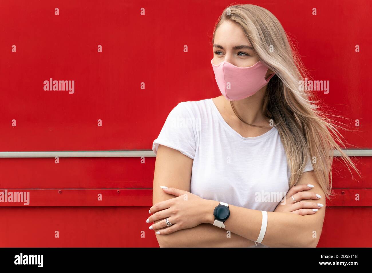 Portrait d'une jeune femme portant un masque de visage Banque D'Images