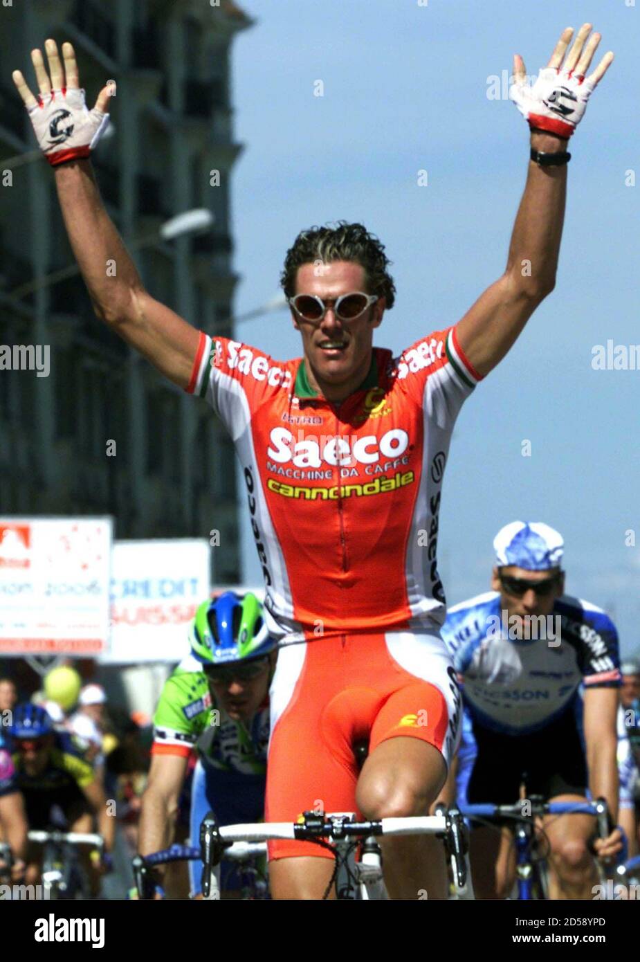 https://c8.alamy.com/compfr/2d58ypd/mario-cipollini-de-l-italie-leve-les-bras-en-franchissant-la-ligne-d-arrivee-pour-remporter-la-derniere-etape-du-tour-de-romandie-a-geneve-en-mai-9-laurent-jalabert-de-france-a-remporte-le-53e-tour-de-romandie-devant-beat-zberg-de-suisse-et-la-troisieme-place-wladimir-belli-d-italie-db-cr-as-2d58ypd.jpg