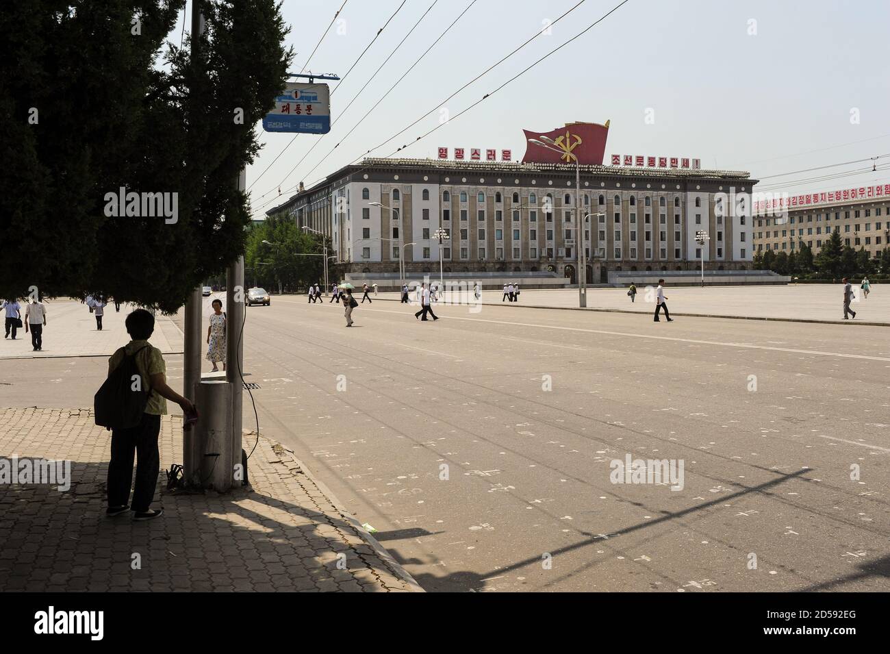 08.08.2012, Pyongyang, Corée du Nord, Asie - Bâtiment du Ministère du Commerce extérieur le long de la rue Sungri à la place Kim il Sung au centre. Banque D'Images