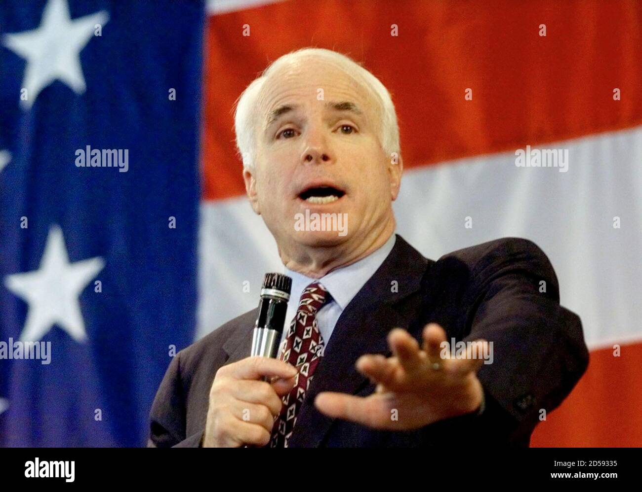 Le sénateur de l'Arizona et l'espoir présidentiel républicain John McCain s' adresse aux anciens combattants lors de son premier événement sur cette  importante journée des primaires en Caroline du Sud le 19 février.