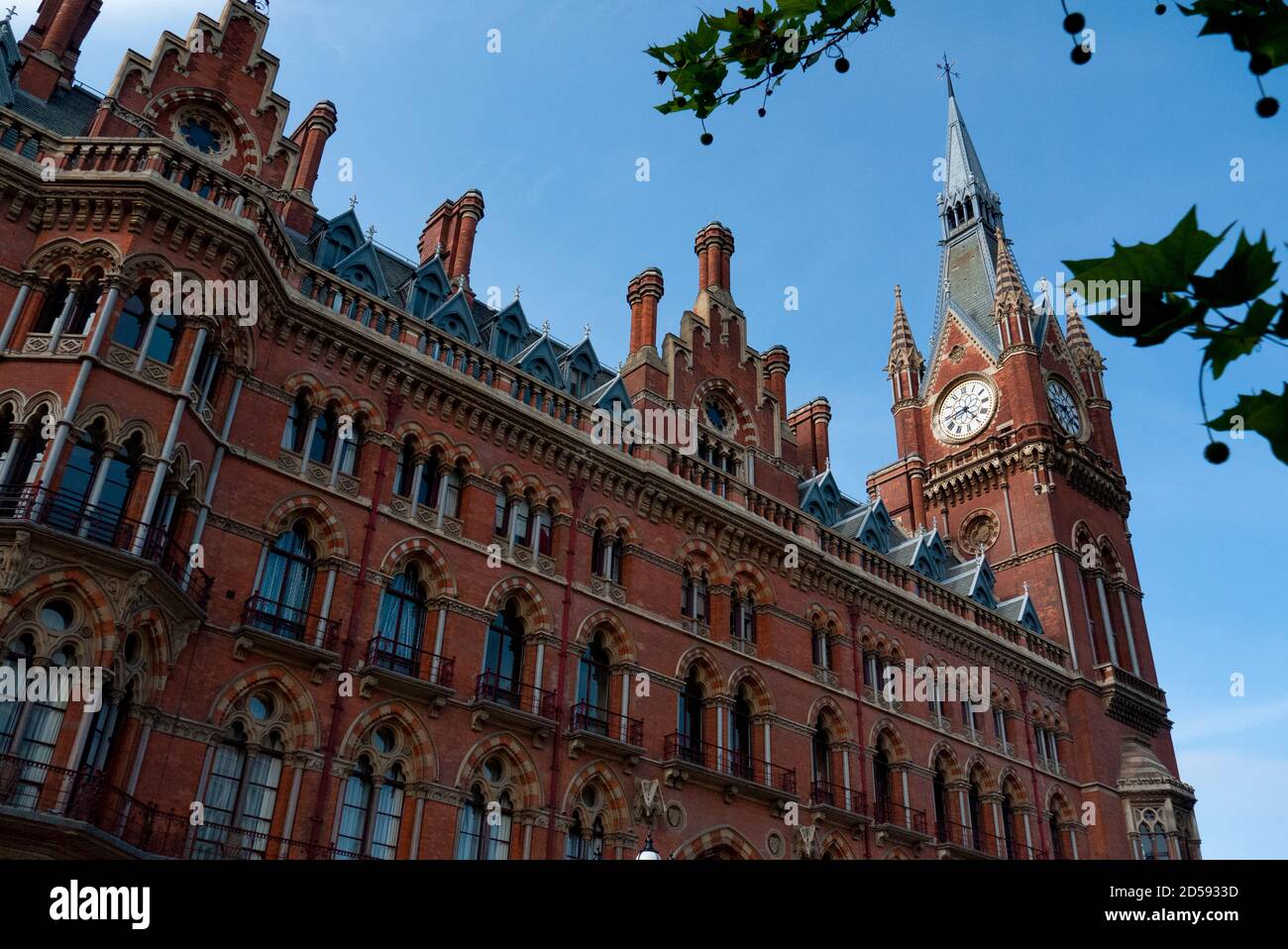 La façade de la gare internationale St Pancras Renaissance Hotel et face à Euston Road, Camden, London, United Kingdom Banque D'Images