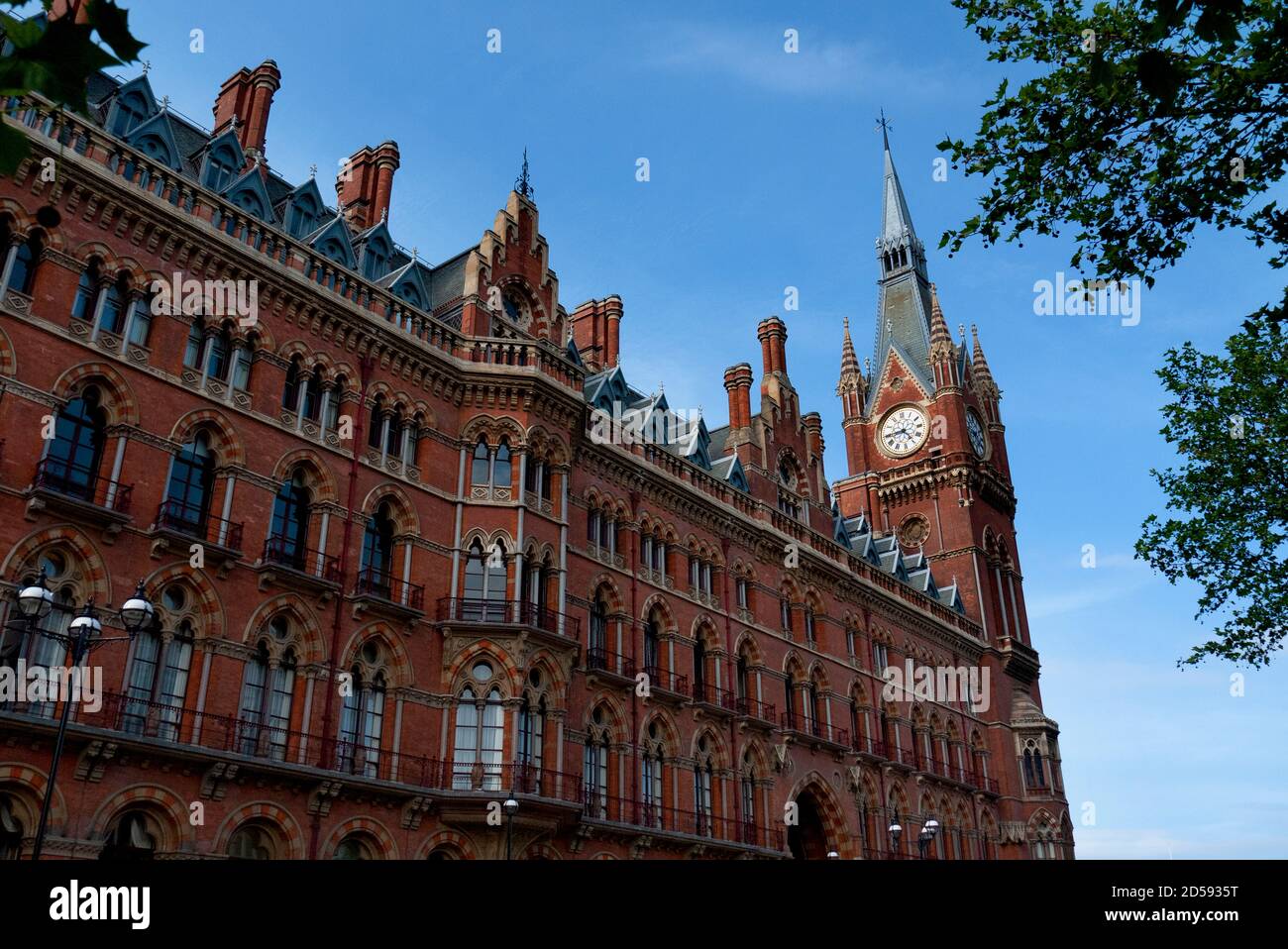 La façade de la gare internationale St Pancras Renaissance Hotel et face à Euston Road, Camden, London, United Kingdom Banque D'Images