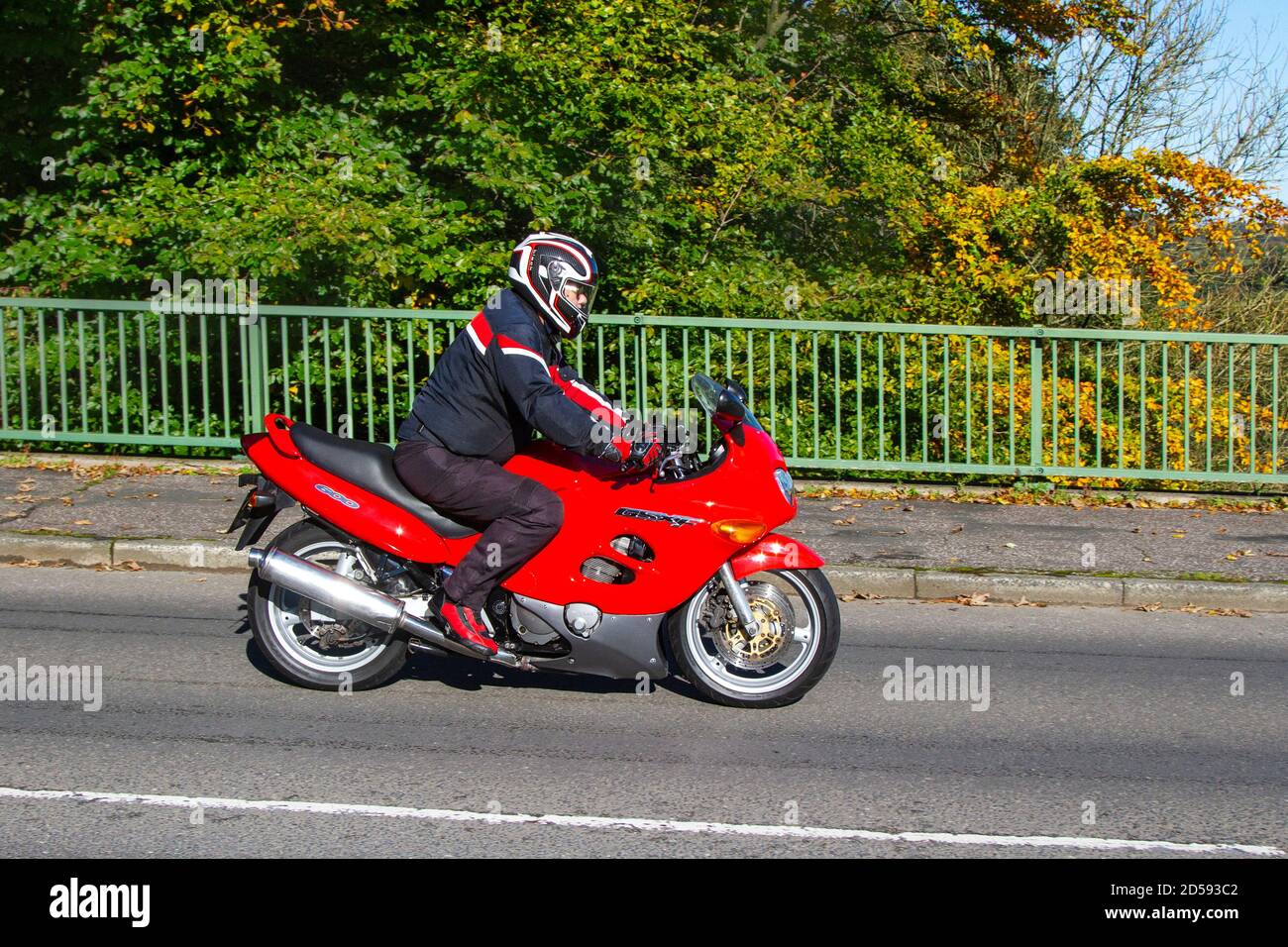 T724FLG 1999 Red Suzuki GSX 600 FX moto rider; deux roues de transport,  motos, véhicule, routes, motos, motocyclistes motards motocyclisme à  Chorley, Royaume-Uni Photo Stock - Alamy