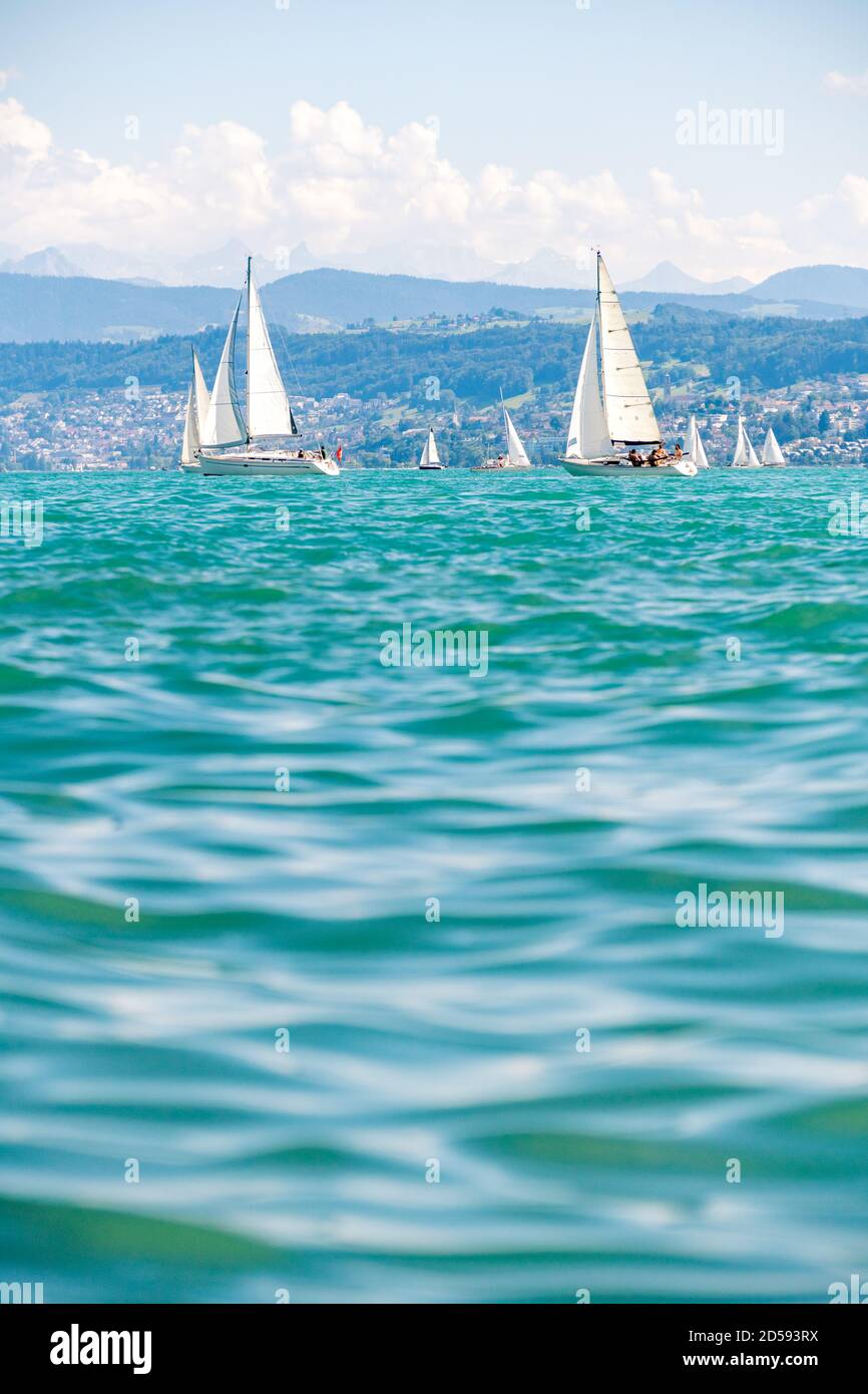 Bateaux à voile sur le lac de Zurich, Suisse Banque D'Images