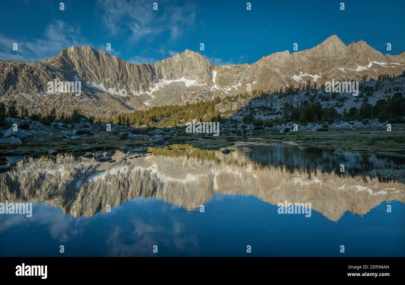 Réflexions de montagne à Merriam Lake, Inyo National Forest, Californie, Etats-Unis Banque D'Images