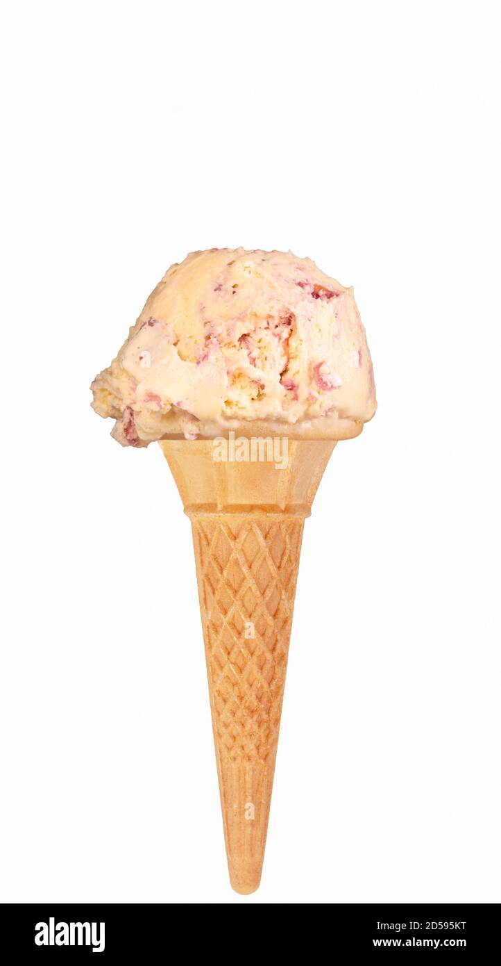 Une seule cuillère de glace à ondulation de framboise dans un cône. Banque D'Images