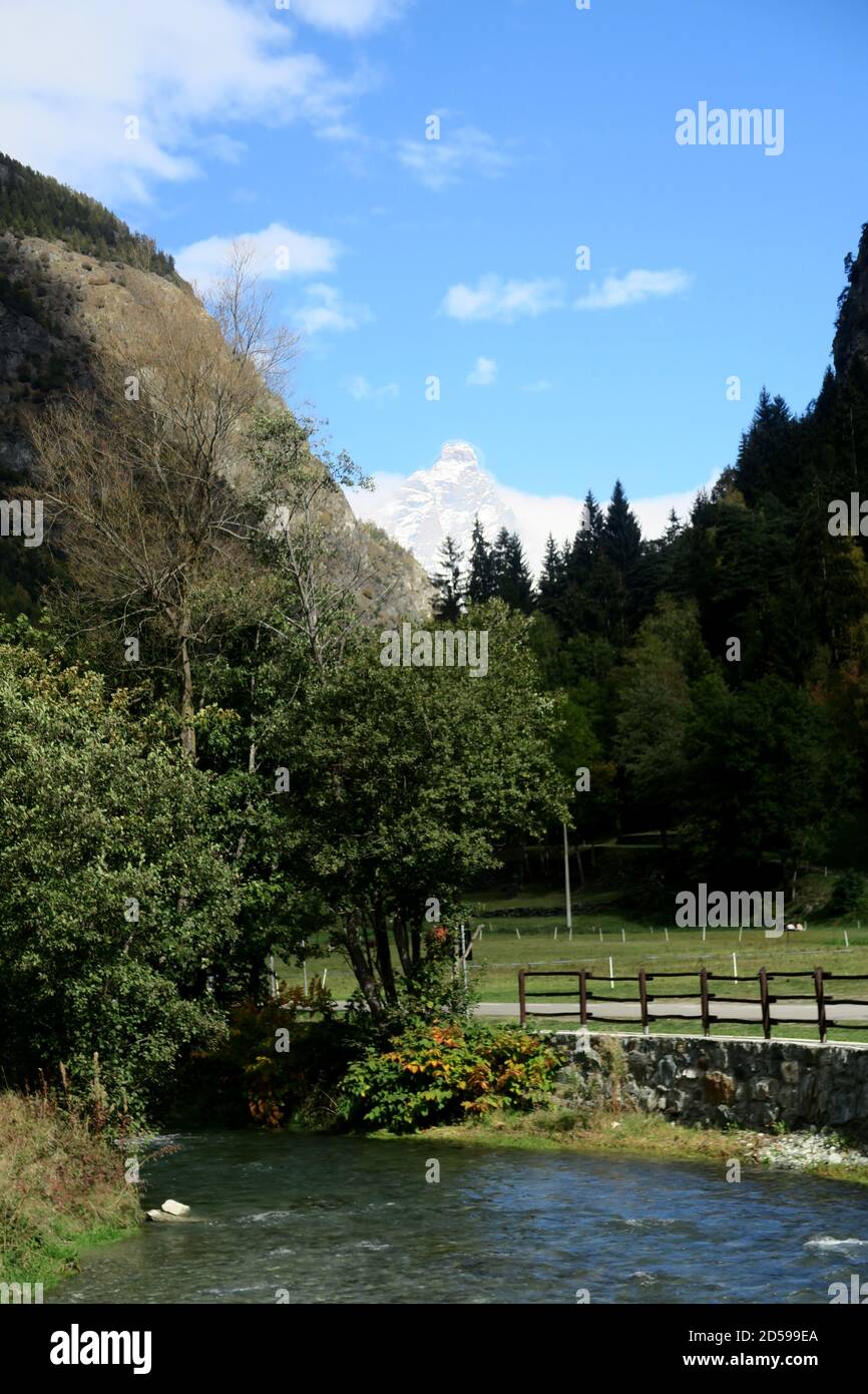 Vue panoramique sur le Mont Cervino Valle d'Aoste depuis le village D'Antey Saint André en automne Banque D'Images