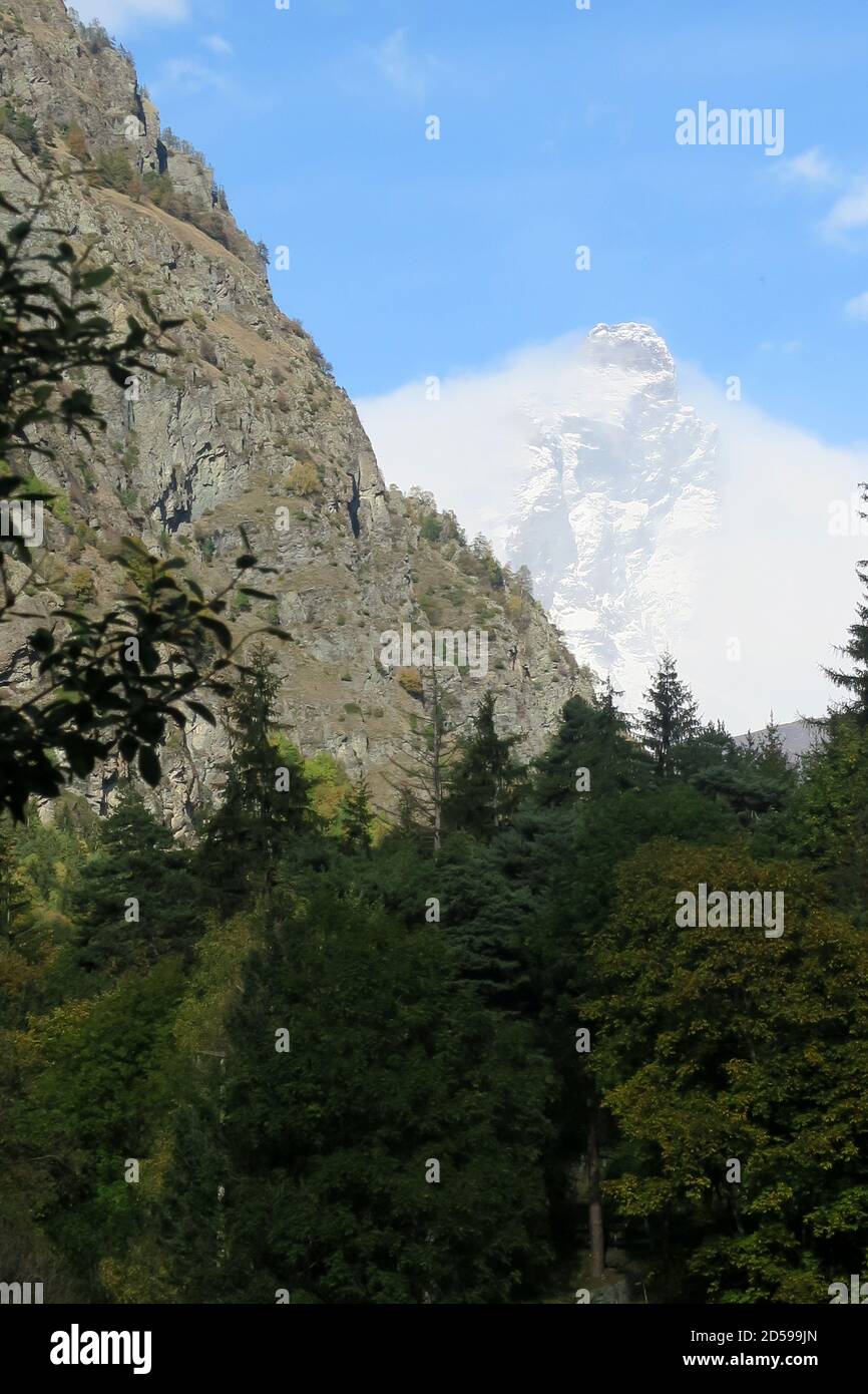 Vue panoramique sur le Mont Cervino Valle d'Aoste depuis le village D'Antey Saint André en automne Banque D'Images