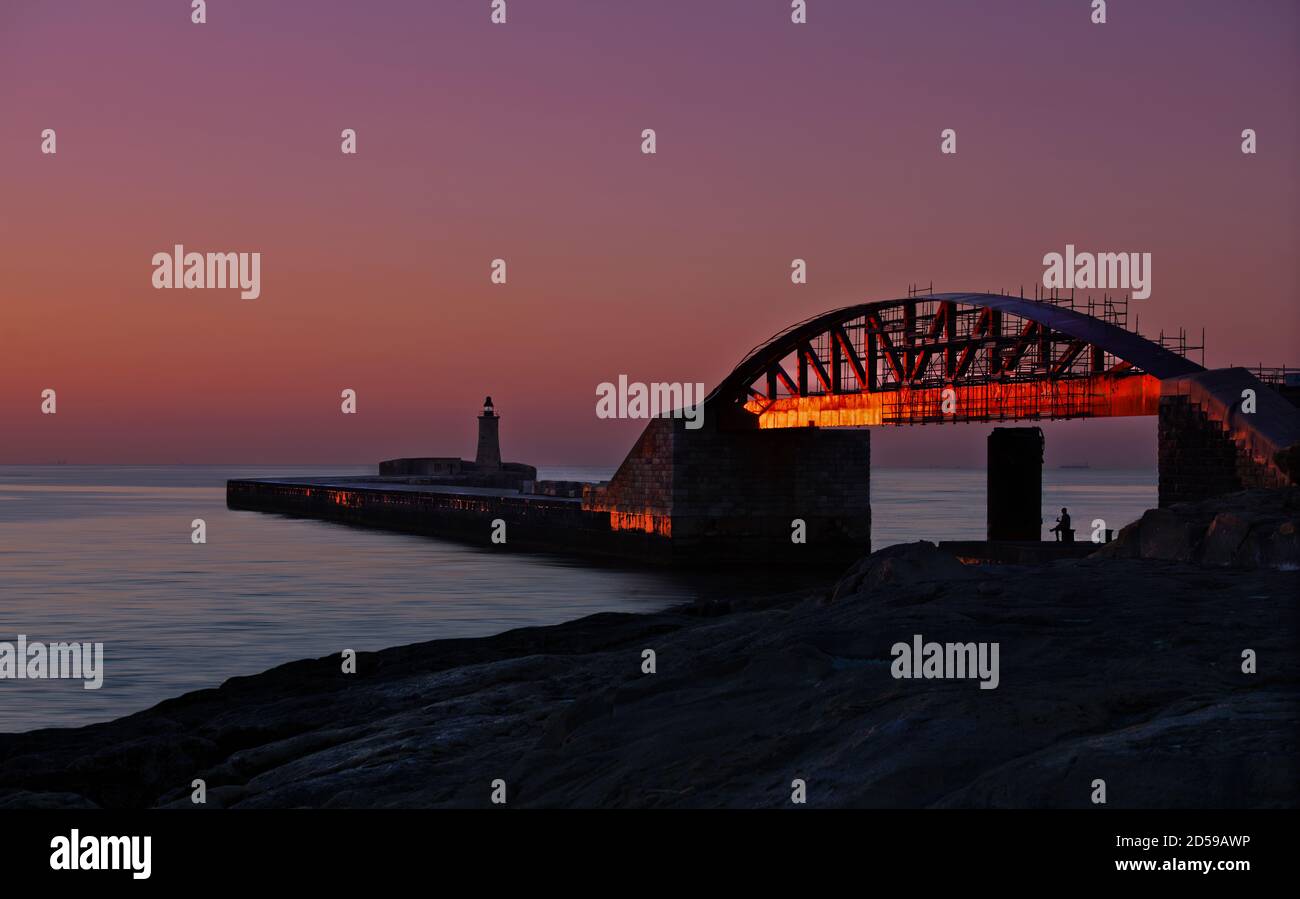 Pont St Elmo et phare au lever du soleil, Valette, Malte Banque D'Images