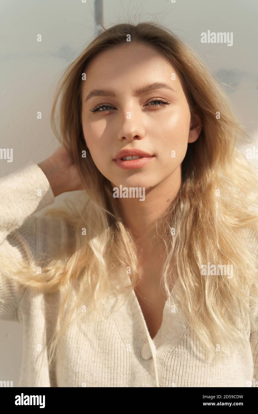 Portrait d'une belle femme aux longs cheveux blonds Banque D'Images