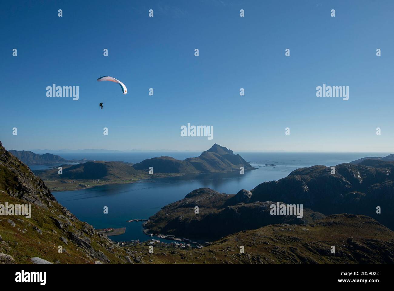 Personne parapente au-dessus de l'archipel Lofoten, Nordland, Norvège Banque D'Images