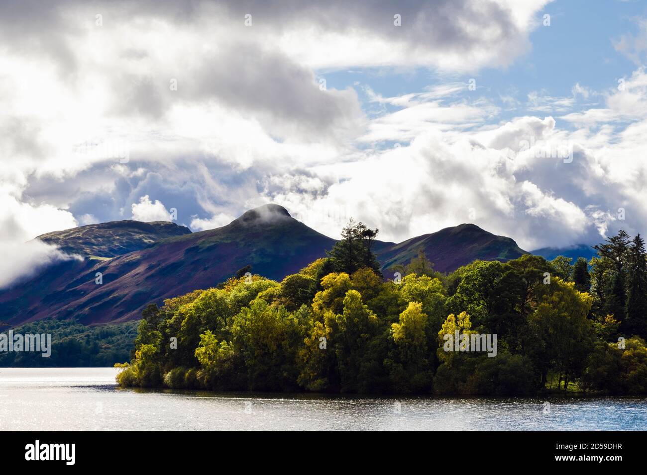 Vue sur Derwentwater jusqu'à Cat Bells au-delà des arbres d'automne sur Derwent Isle dans le parc national de Lake District. Keswick, Cumbria, Angleterre, Royaume-Uni, Grande-Bretagne Banque D'Images