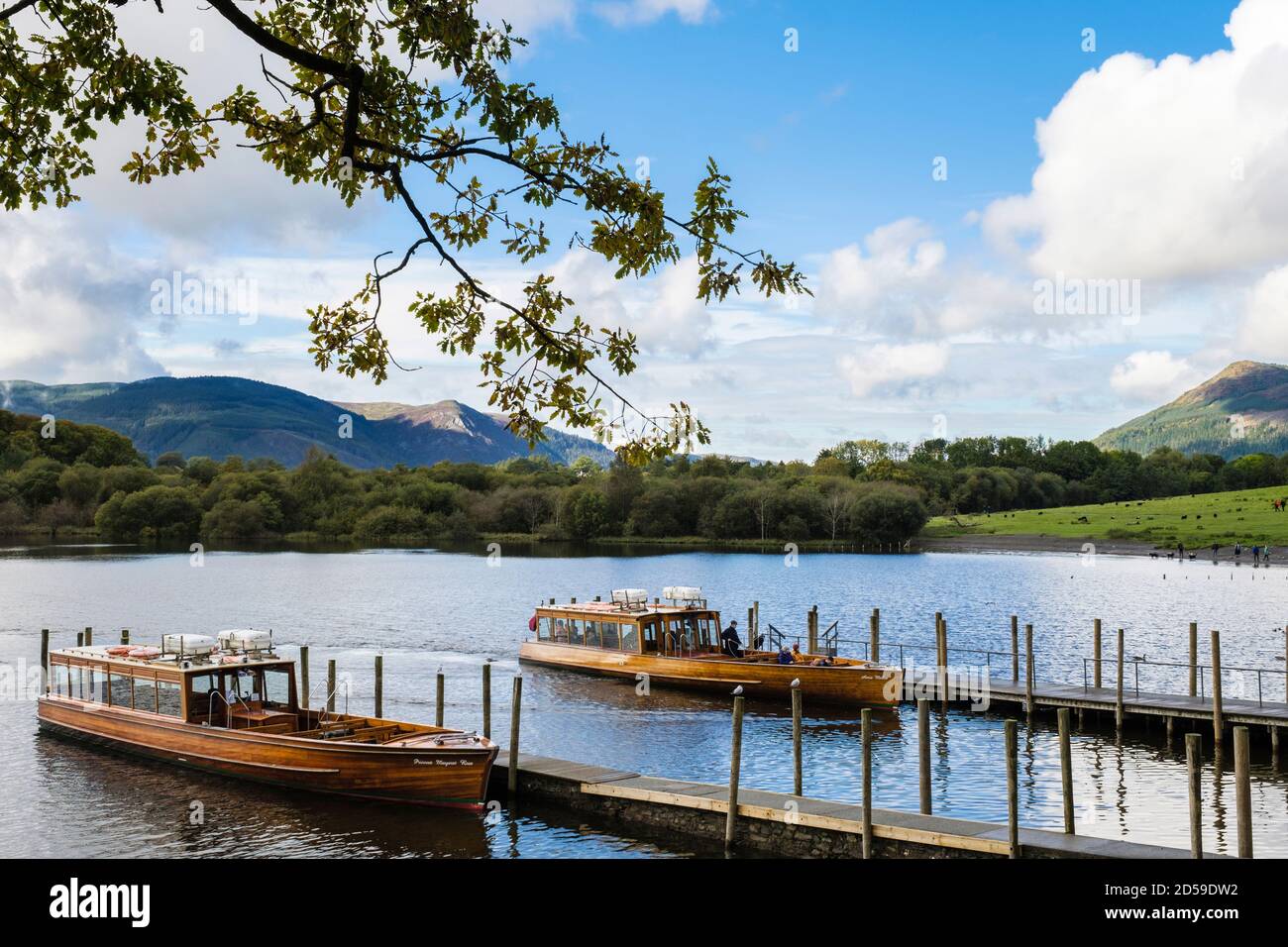 Lancement de moteurs par atterrissage sur des jetées de Derwent Water dans le parc national du district de Lake, dans le nord du pays. Keswick, Cumbria, Angleterre, Royaume-Uni, Grande-Bretagne Banque D'Images