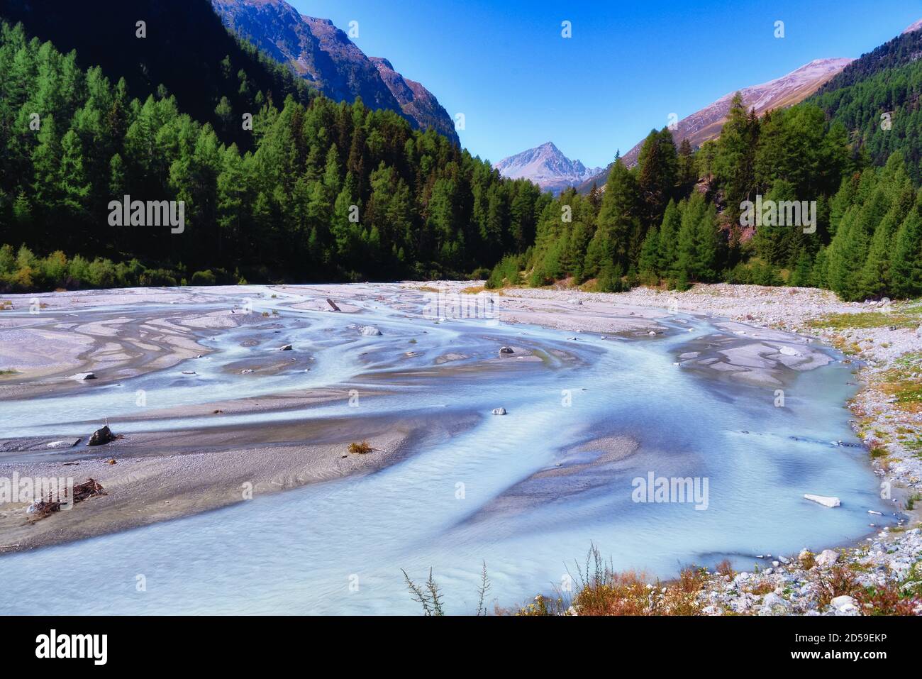 Rivière alpine traversant la vallée de la montagne, Suisse Banque D'Images