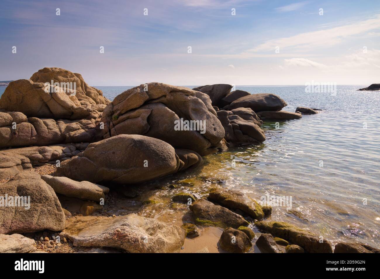 Vue sur les formes rocheuses à la pointe côtière de Las Roques planes sur la Costa Brava, Saint Antoni de Calonge, Catalogne, Espagne Banque D'Images