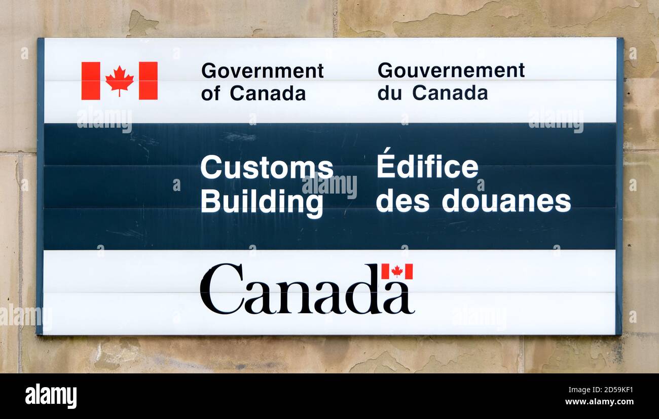 Un panneau de l'édifice des douanes sur un édifice du gouvernement du Canada. Vue en gros plan. Banque D'Images