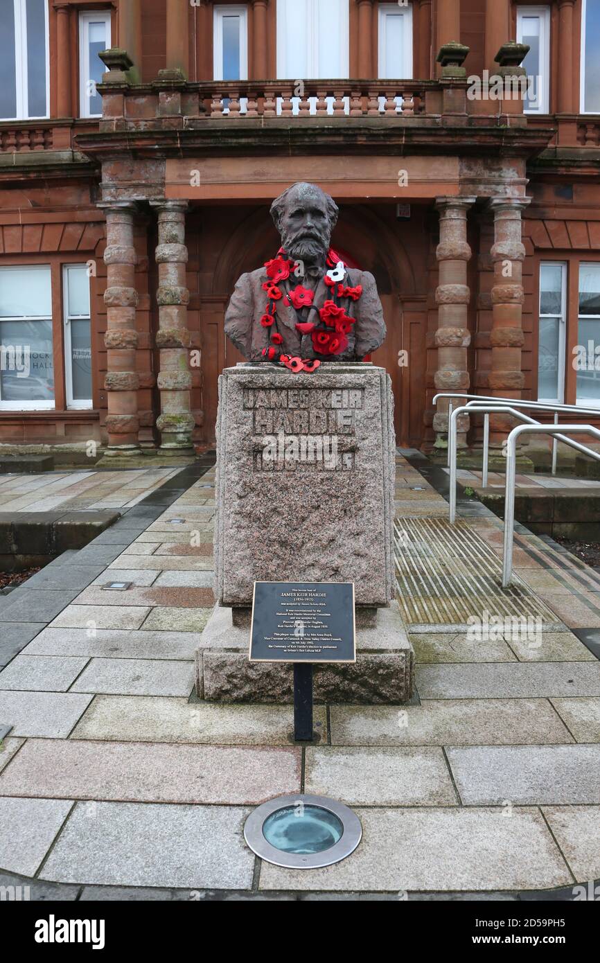 Scotland, Ayrshire,Cumnock , James Kier Hardie buste avec des coquelicots.James Keir Hardie était un syndicaliste et un politicien britannique. Il a été l'un des fondateurs du Parti travailliste et a été son premier leader parlementaire de 1906 à 1908. Hardie est né à Newhouse, dans le Lanarkshire. Il a commencé à travailler à l'âge de sept ans, et à partir de 10 ans, il a travaillé dans les mines de charbon du Lanarkshire.leader britannique du travail, d'abord pour représenter l'ouvrier au Parlement comme indépendant Banque D'Images