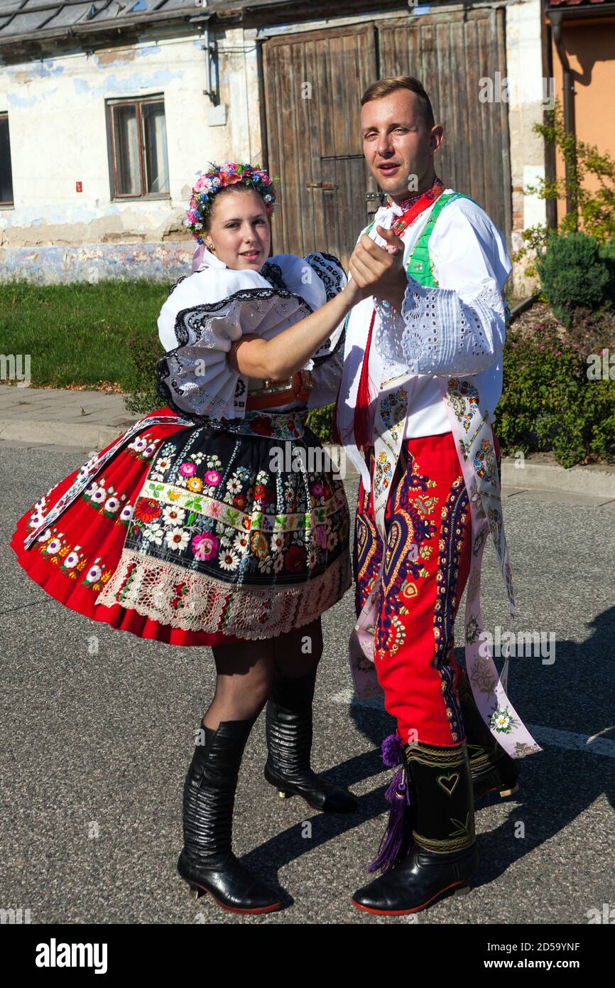 Un couple dansant en costume traditionnel tchèque folklore Moravie du Sud République tchèque Banque D'Images