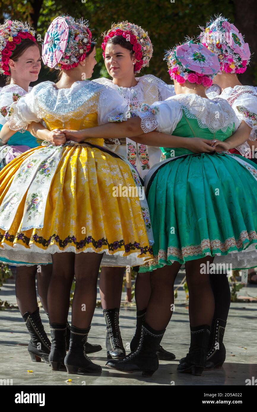 Les femmes dansant en robe traditionnelle tchèque folklore Moravie du Sud tchèque Danse de la République Banque D'Images