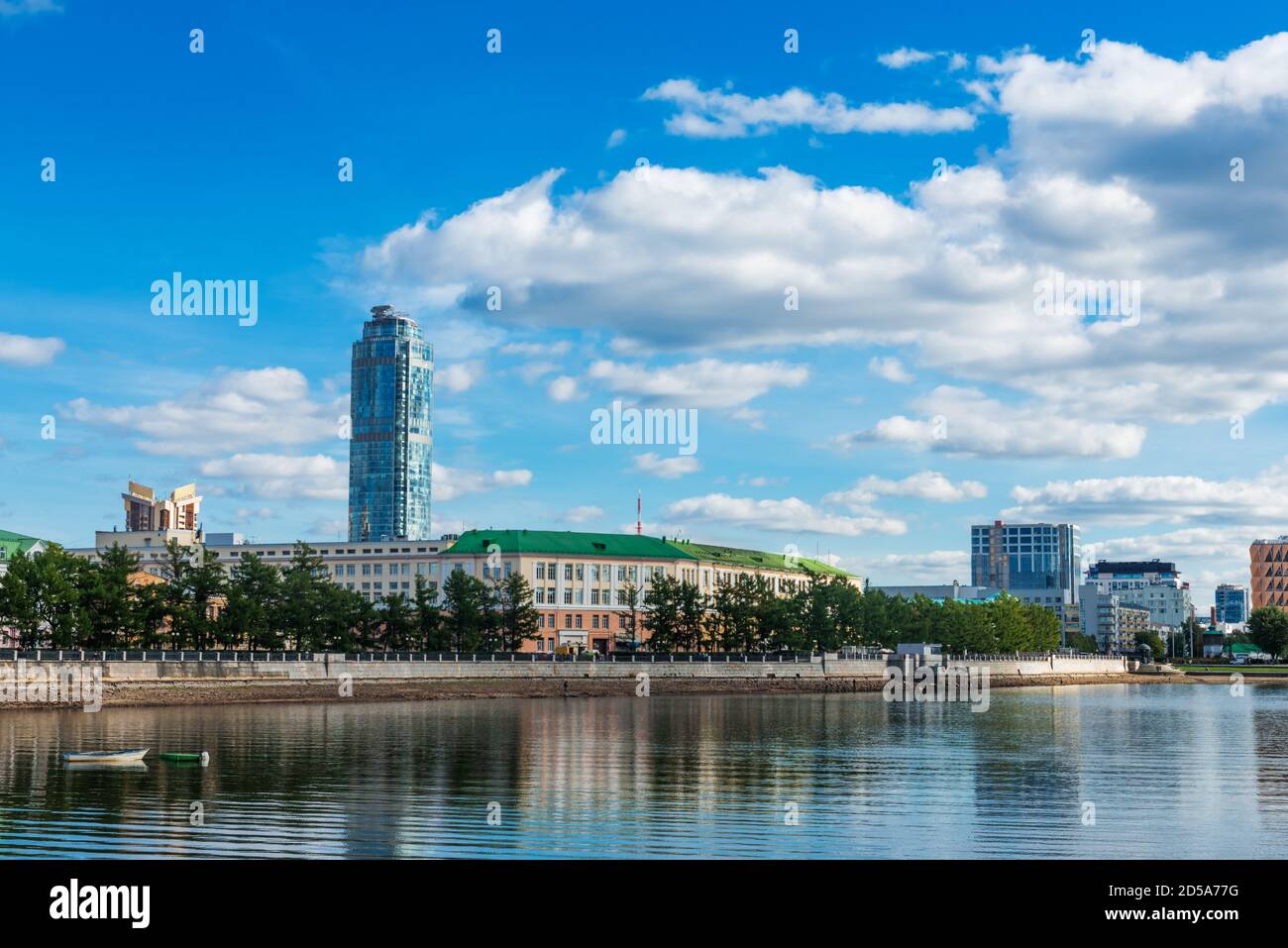 Horizon du centre-ville d'Ekaterinbourg et rivière Iset Banque D'Images