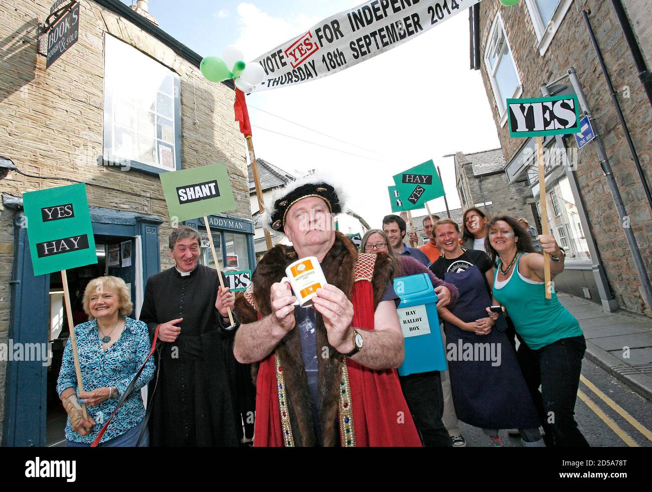 Hay-on-Wye petite ville du pays de Galles, essayant de revendiquer son indépendance en 2014 avec une manifestation dans les rues, le 11 septembre 2014. Les gens du coin ont pris jusqu'à la Banque D'Images