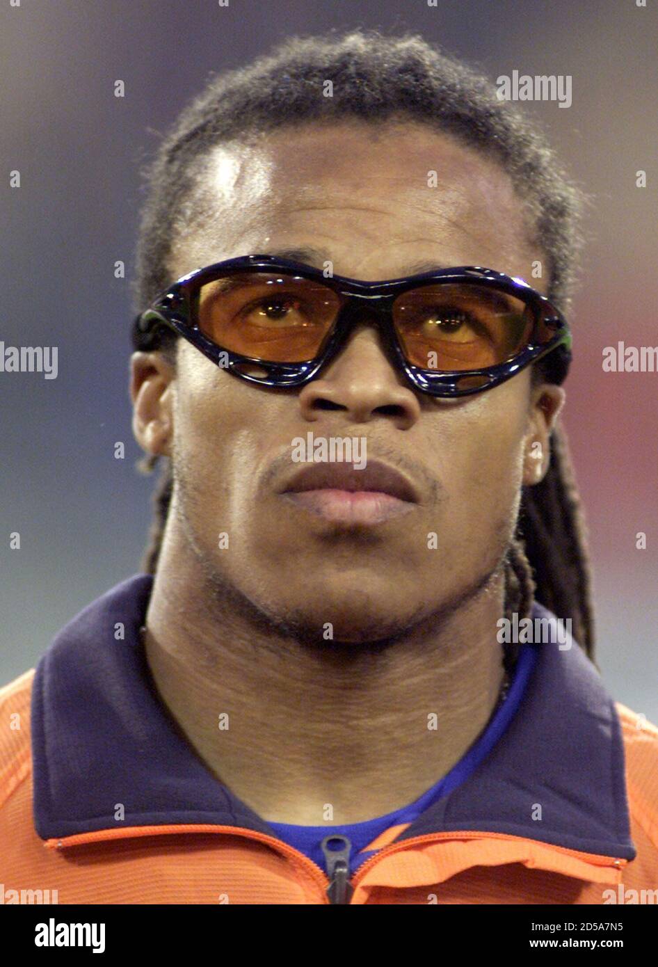 PHOTO DU FICHIER 29 MARS 2000 - le joueur néerlandais Edgar Davids regarde  le début du match international de football amical entre les pays-Bas et la  Belgique à Bruxelles en mars 29.