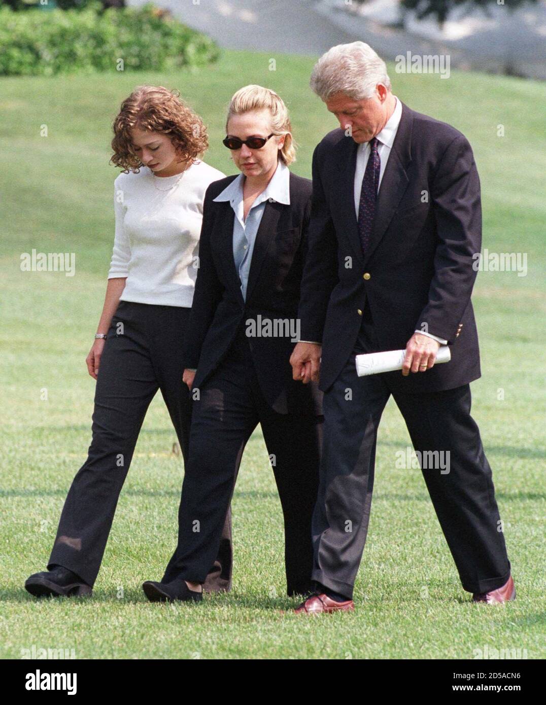 Le président Bill Clinton son épouse Hillary (C) et sa fille Chelsea traversent la pelouse du Sud à leur retour à la Maison Blanche depuis Camp David le dimanche 18 juillet. Clinton a fait part de ses réflexions sur la disparition de John F. Kennedy Jr., sa femme et sa sœur en droit lorsque l'avion Kennedy pilotait disparu en route vers Martha's Vineyard juin 16. TB/MOI Banque D'Images