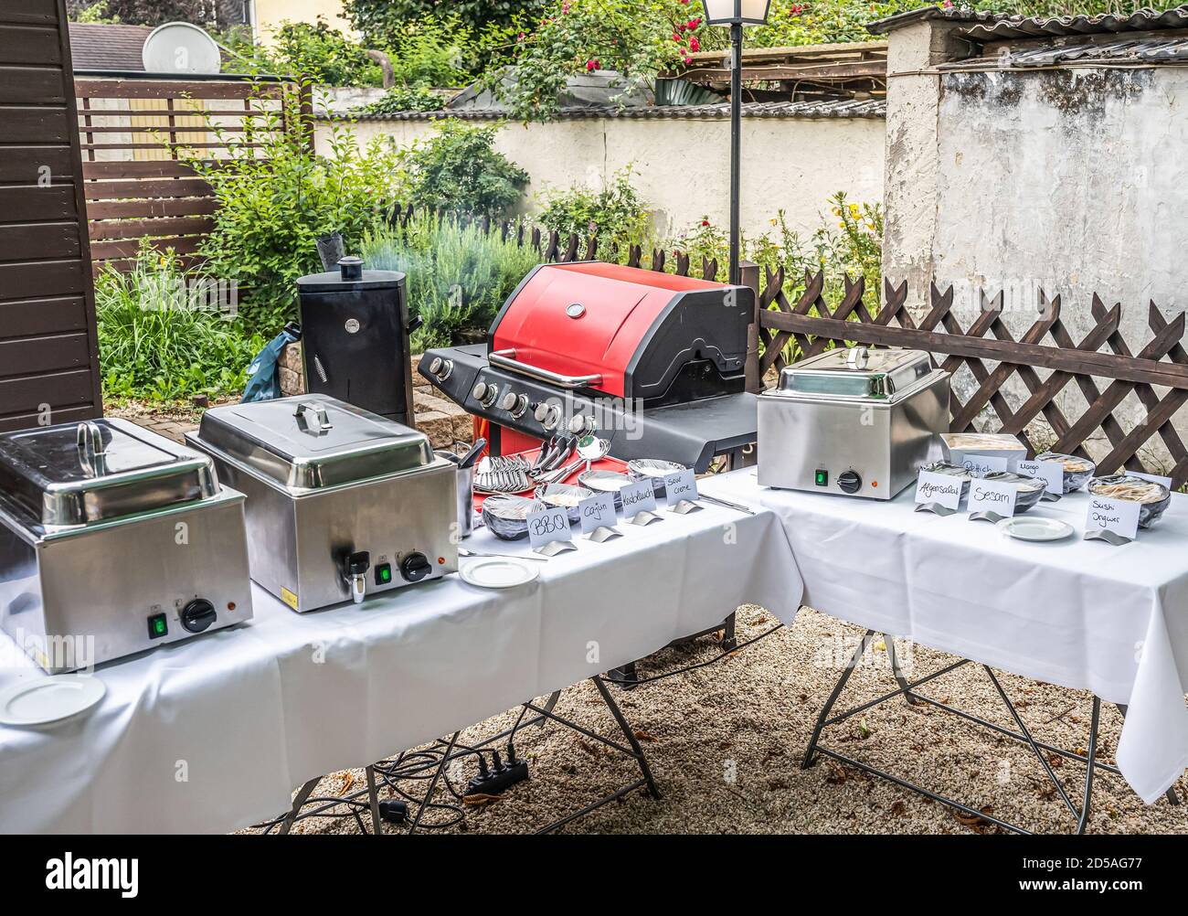 Grand barbecue grill et fumeur avec sauces barbecue viande bbq nourriture  de fête jardin extérieur Photo Stock - Alamy